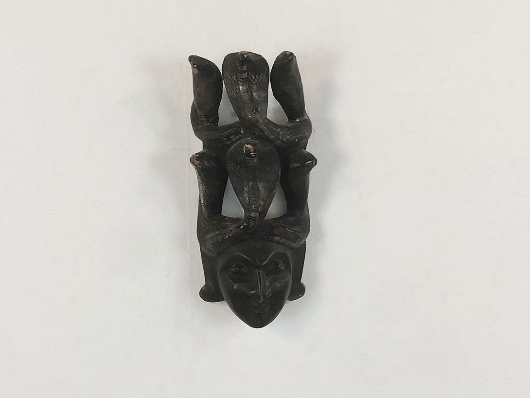 Foto Black Wooden Tribal Mask with Three Snakes