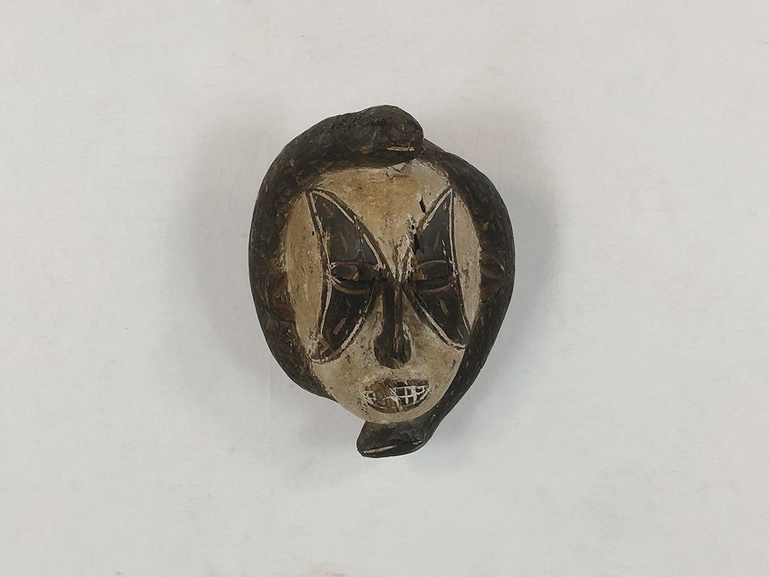 Foto African Wooden Mask with Two Snakes