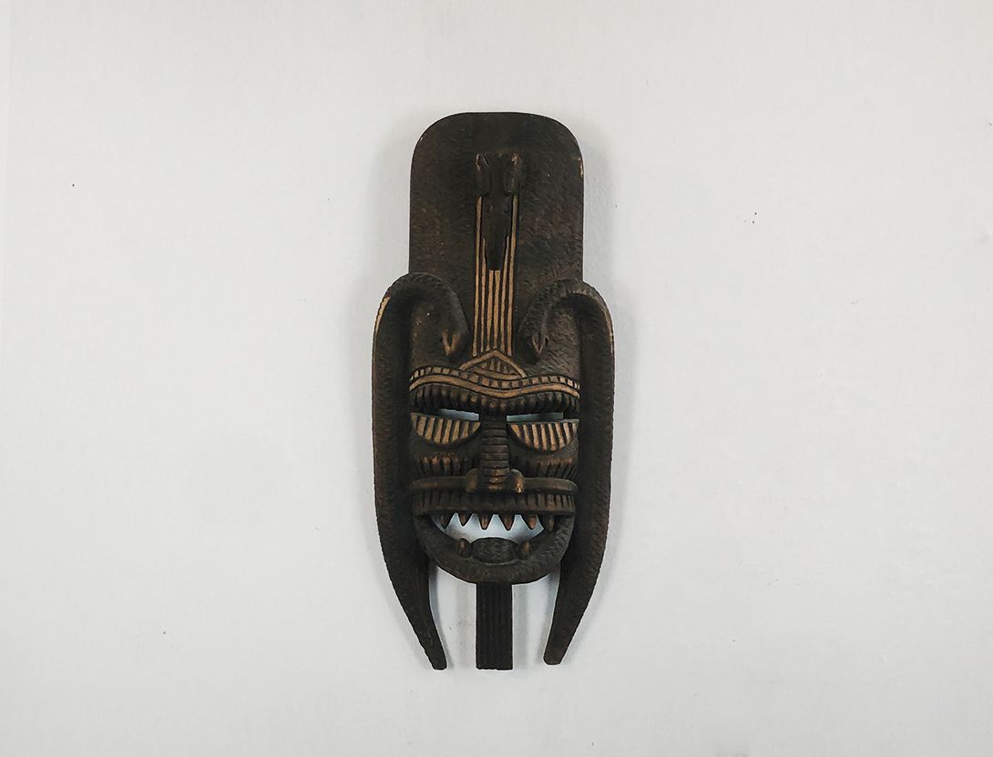 Foto Very Tall Tribal Mask with Two Snakes