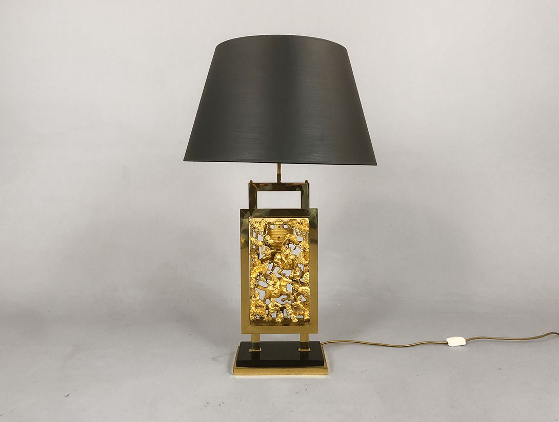 Foto Table Lamp Golden Body and Carved Wooden Paneling Milano 1968 h92 E2
