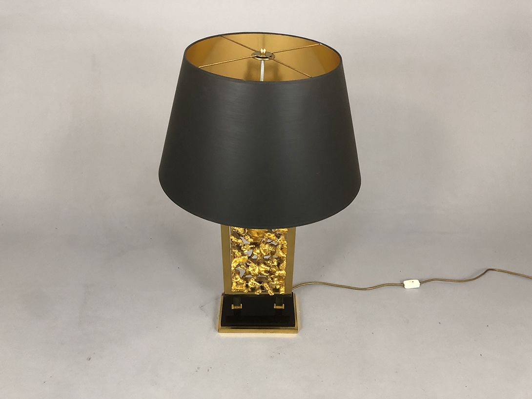 Foto Table Lamp Golden Body and Carved Wooden Paneling Milano 1968 h92 E2