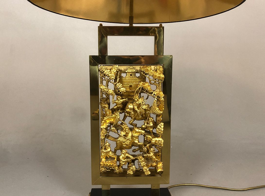 Foto Table Lamp Golden Body and Carved Wooden Paneling Milano 1968 h92 E2