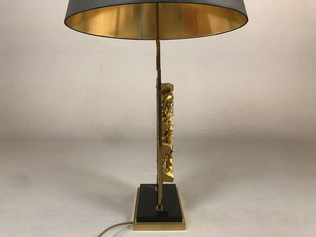 Foto Table Lamp Golden Body and Carved Wooden Paneling Milano 1968 h92 E2