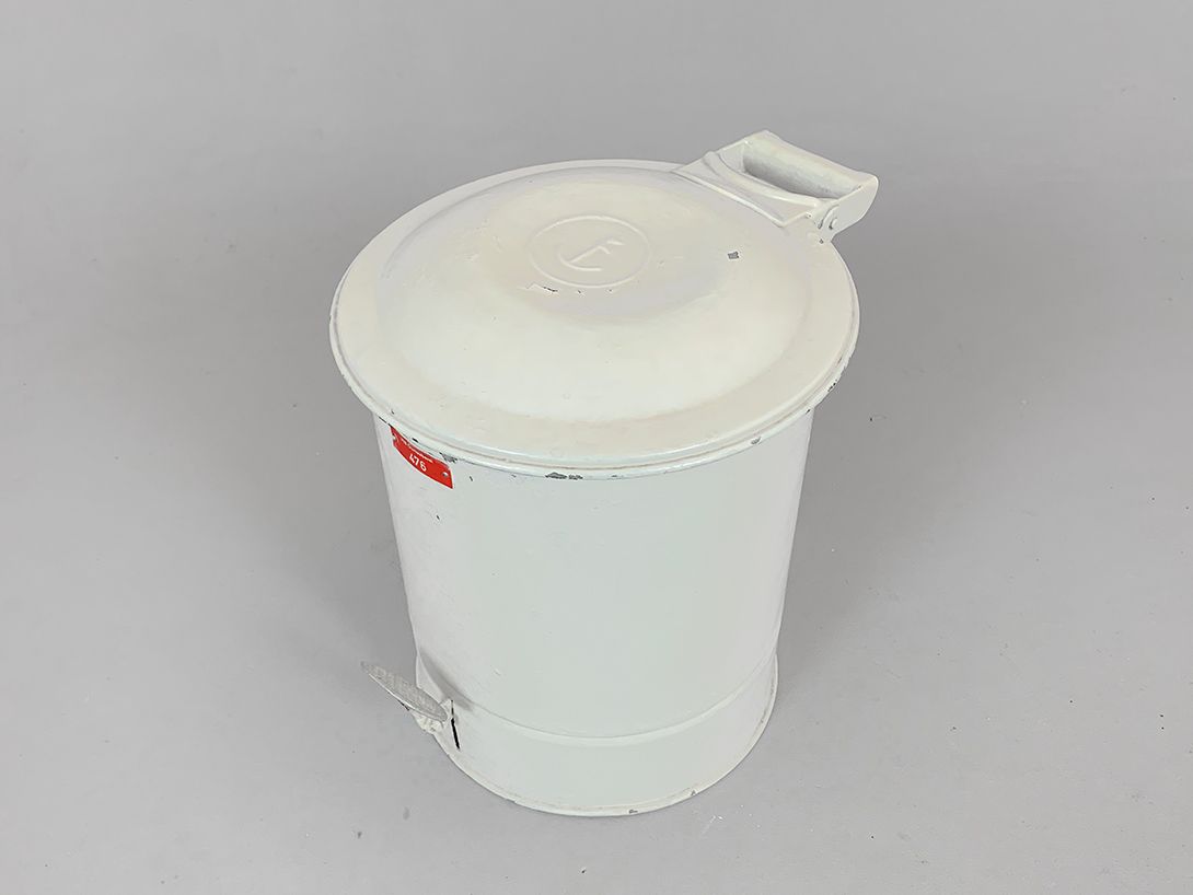Foto Metal Ashtray Medicine Clinic Bin White Hospital 1952 h37