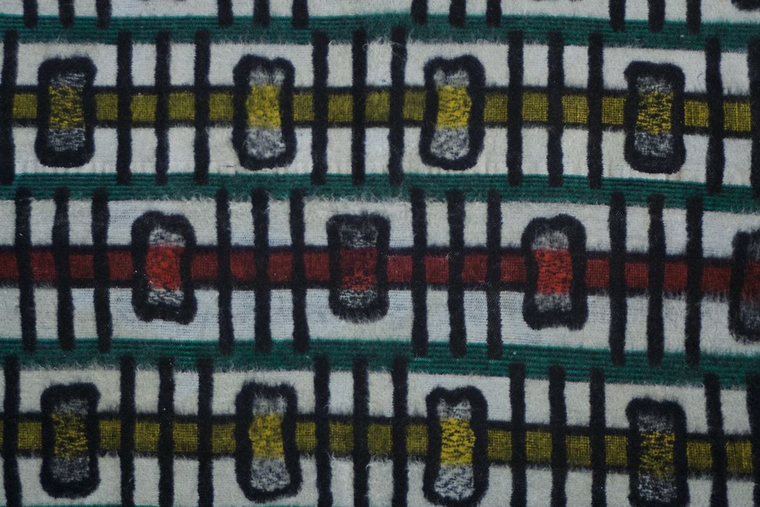 Foto Midcentury Blanket with Colorful Geometric Pattern 180x130cm