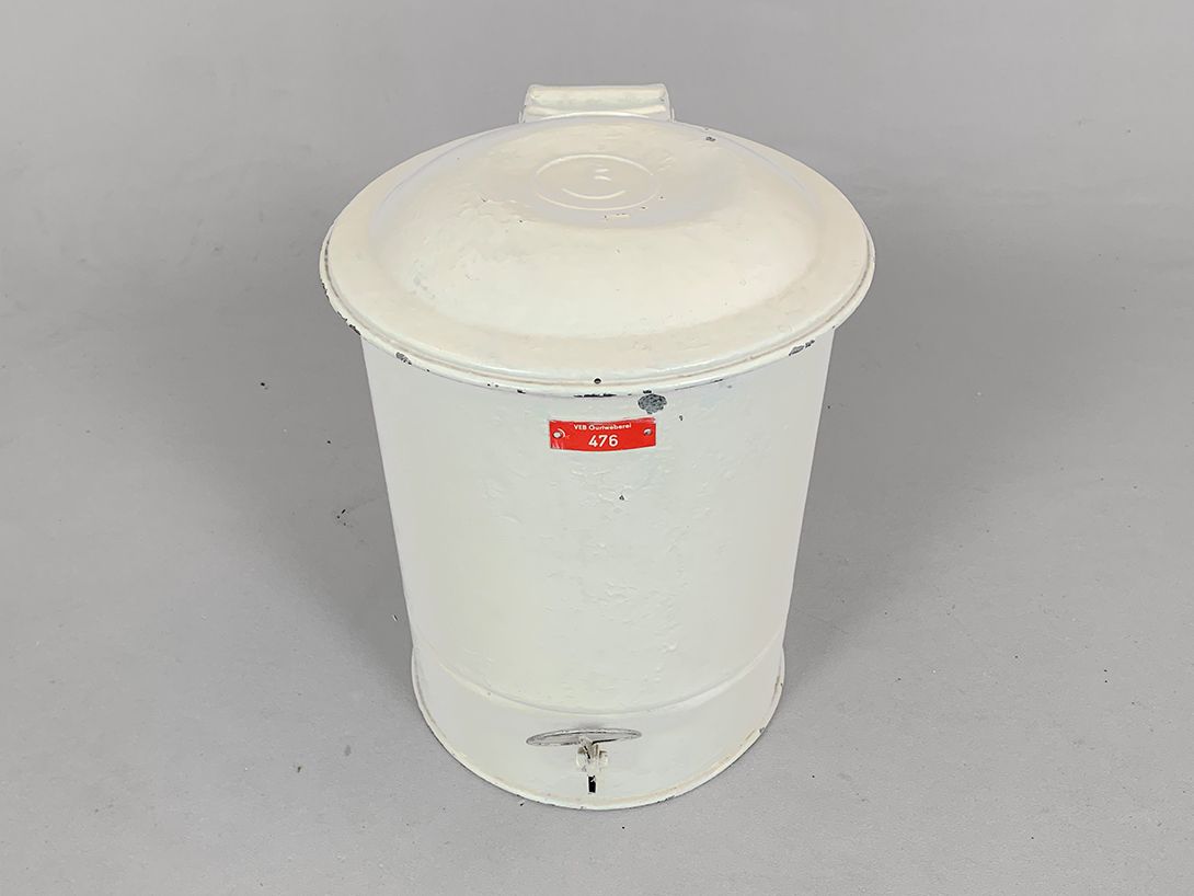 Foto Metal Ashtray Medicine Clinic Bin White Hospital 1952 h37