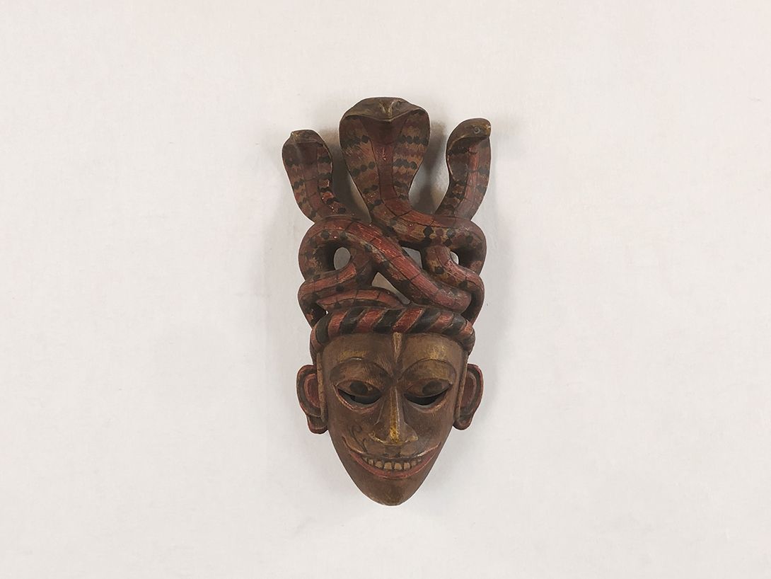 Foto African Tribal Mask with Three Cobras