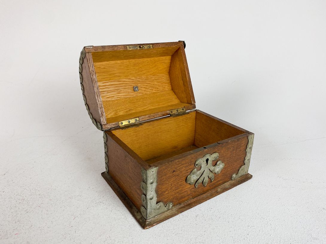 Foto Antique Wooden Chest Mainz 1790