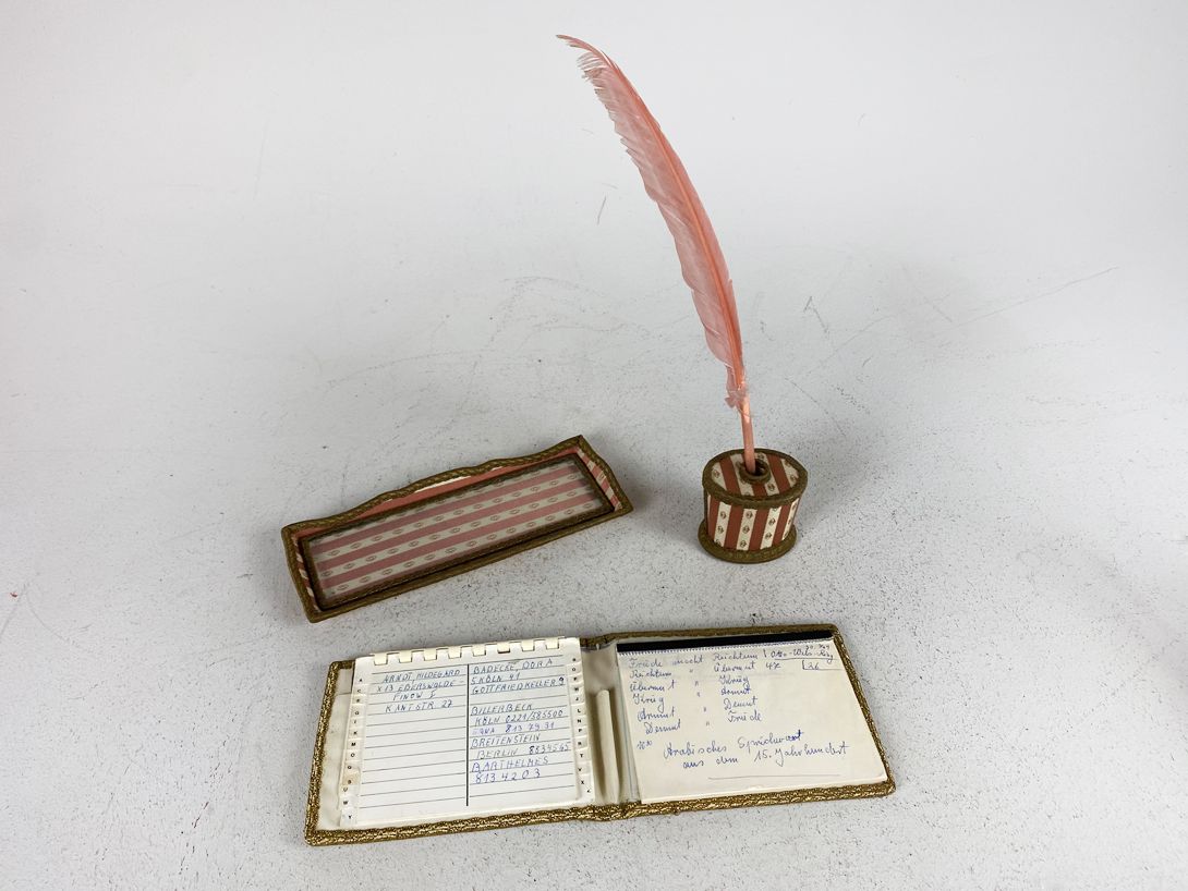 Foto Vintage Contact Directory with Inkwell and Feather Pen
