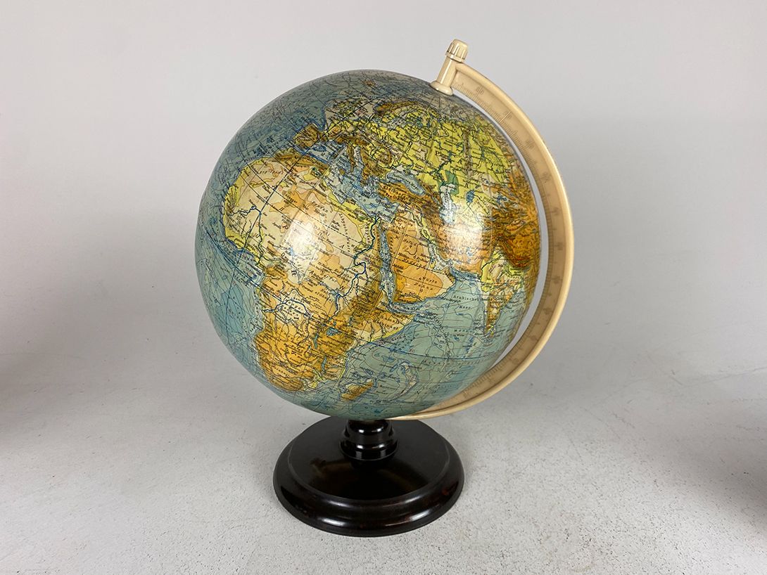 Foto Globe of the Physical World Map