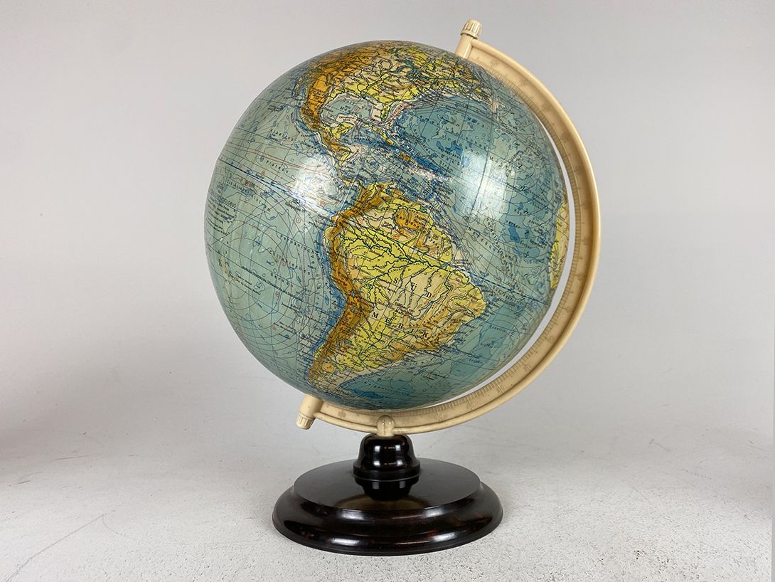 Foto Globe of the Physical World Map