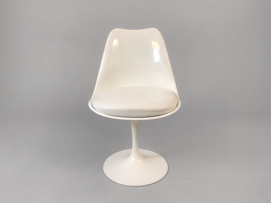 Foto Saarinen Swiveling White Tulip Chair