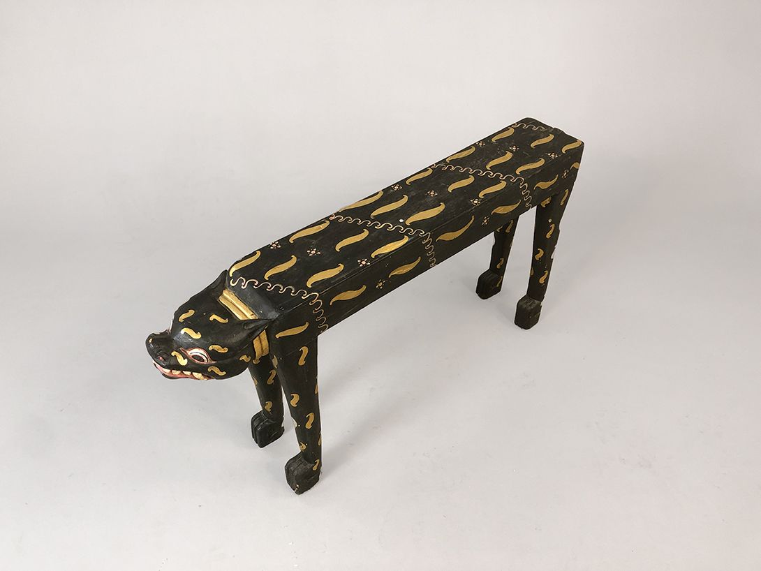 Foto Kenyan Golden Patterned Dog Bench