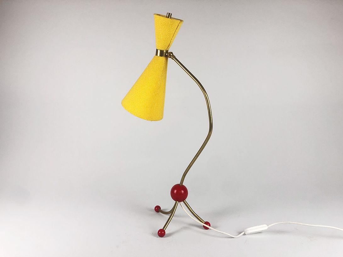 Foto Brass Tripod Table Lamp with Yellow Shade and Red Balls 1953 h70