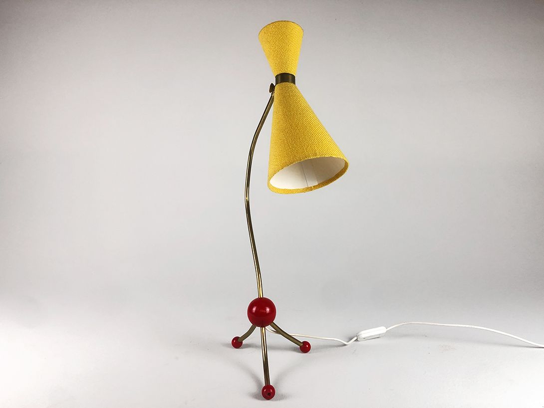 Foto Brass Tripod Table Lamp with Yellow Shade and Red Balls 1953 h70