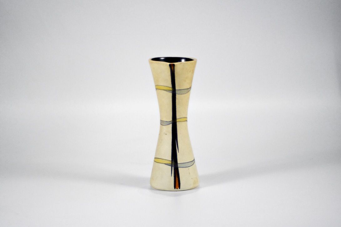 Foto Small Ochre Jug Vase h23 B4
