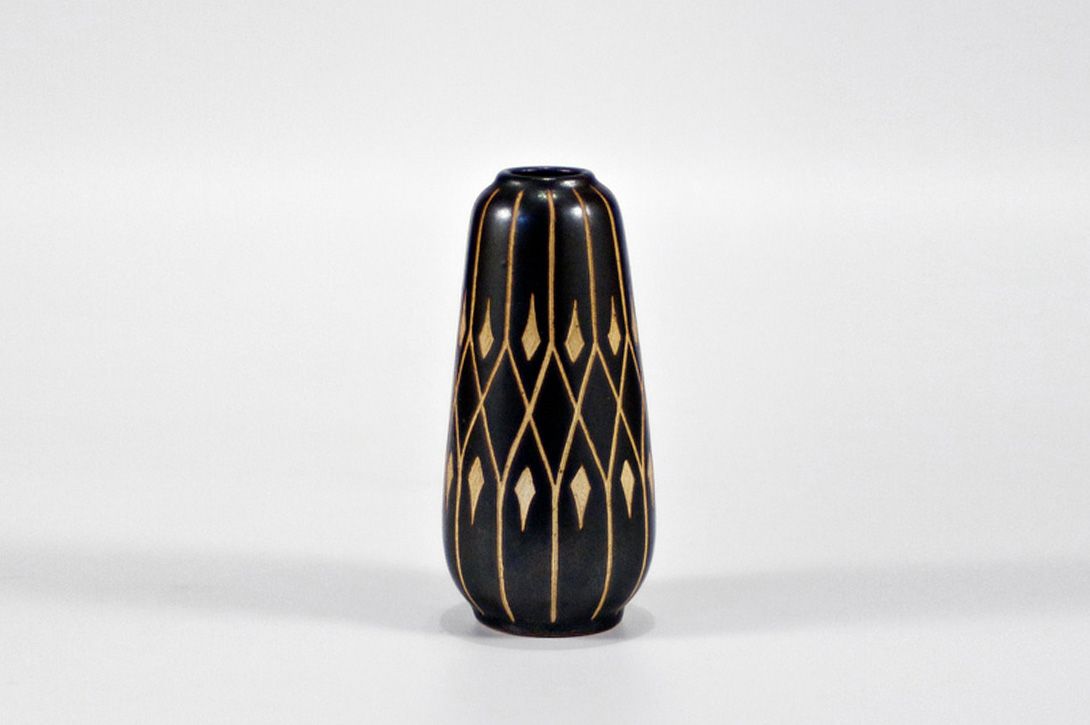 Foto Matte Black Vase with Carved Details h15 A6