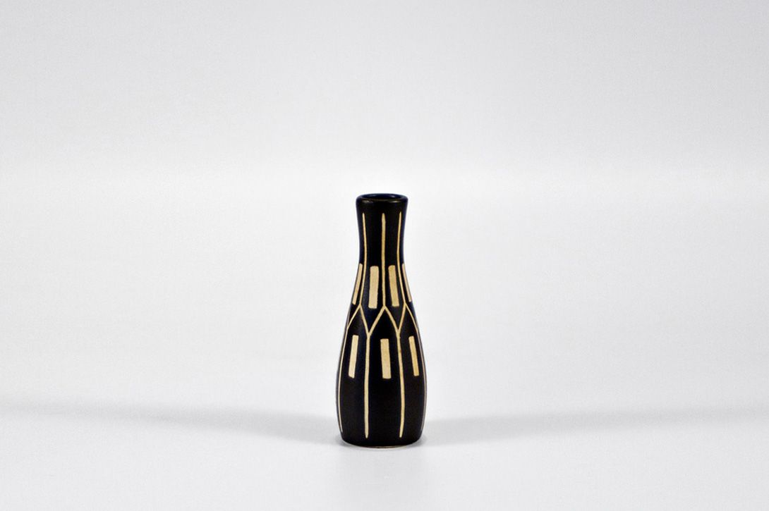 Foto Small Matte Black Vase with Carved Details h14 A6