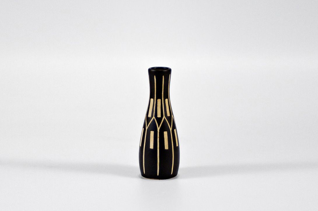 Foto Small Matte Black Vase with Carved Details h14 A6