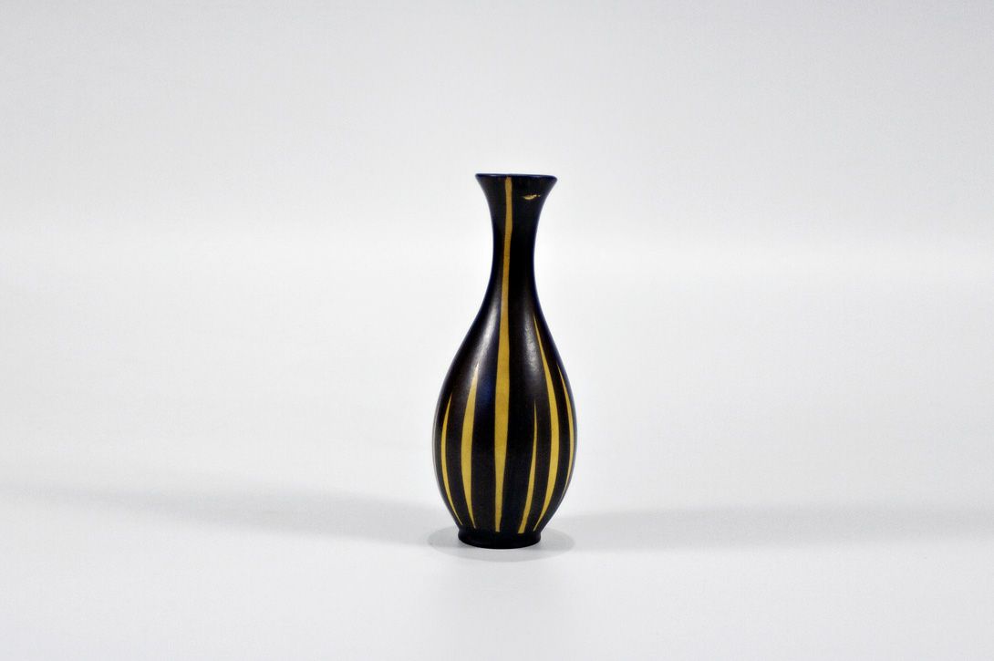 Foto Matte Black and Yellow Striped Jug Vase h19 B6