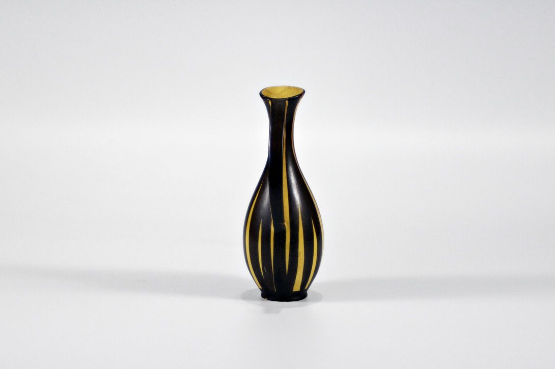 Foto Matte Black and Yellow Striped Jug Vase h19 B6