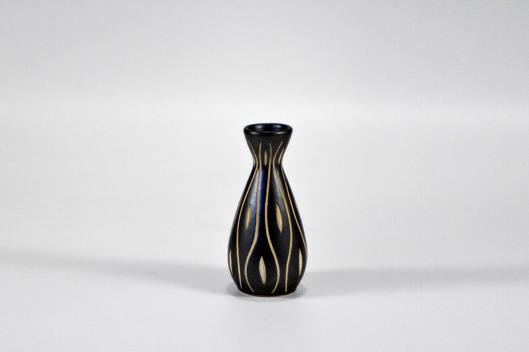 Foto Small Matte Black Carved Vase h15 A6