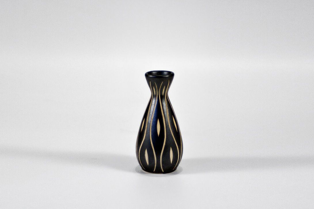 Foto Small Matte Black Carved Vase h15 A6