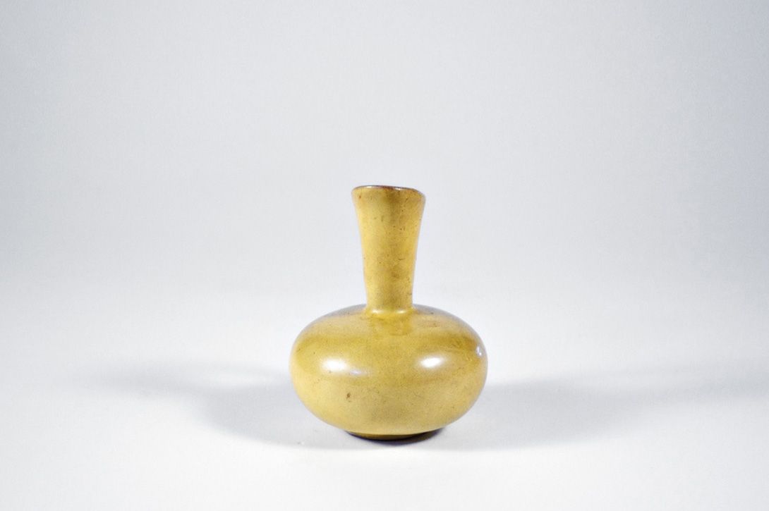 Foto Yellow Ceramic Big Belly Jug Vase h10 B5