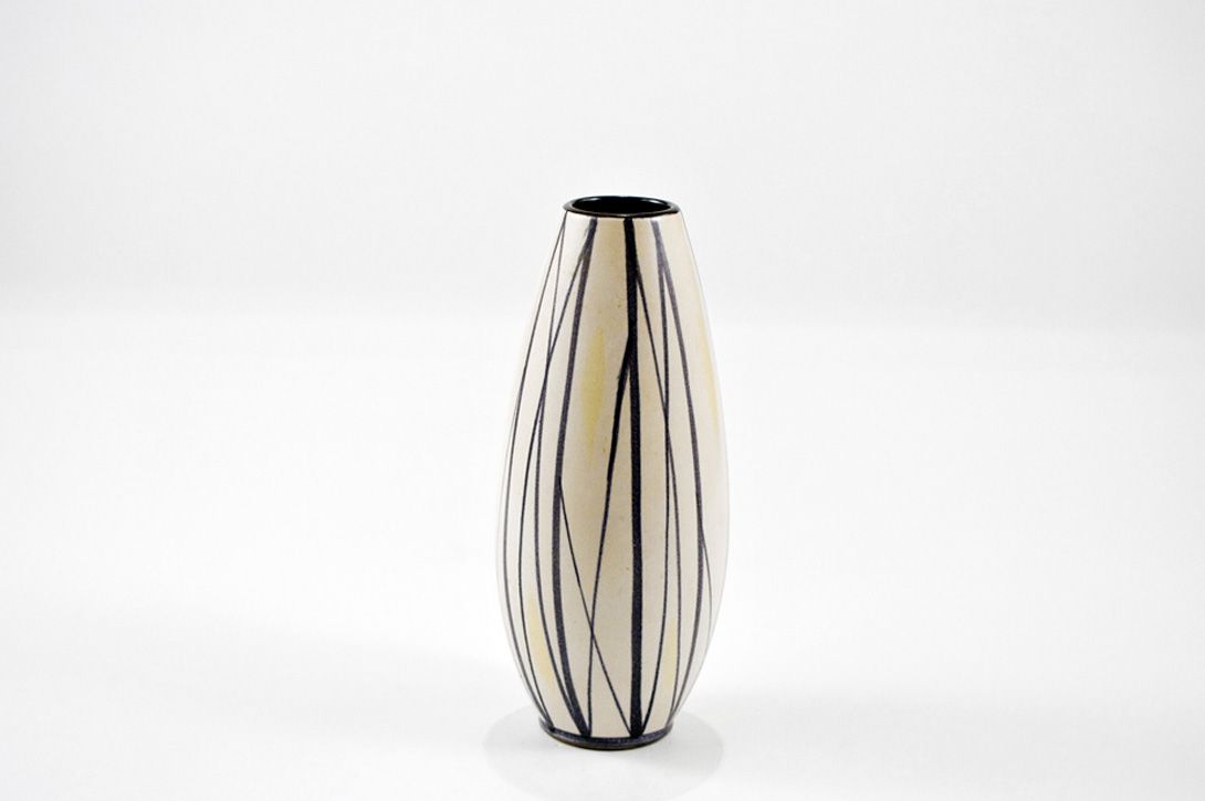 Foto Pale Yellow Vase with Black Stripes h21 A4