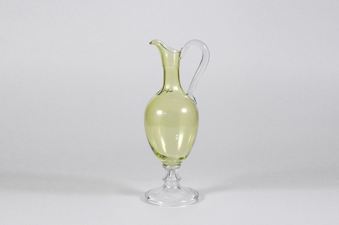 Foto Elegant Pastel Yellow Glass Jug