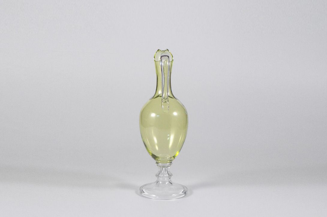 Foto Elegant Pastel Yellow Glass Jug