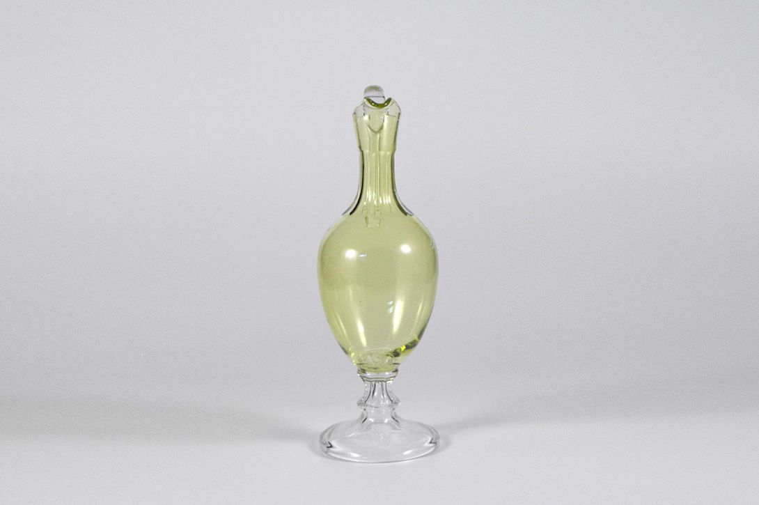 Foto Elegant Pastel Yellow Glass Jug