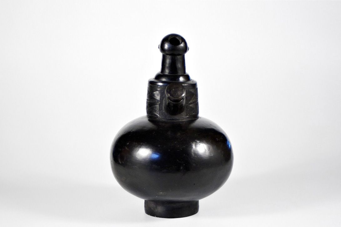 Foto Black African Coffee Pot, Carved by Hand