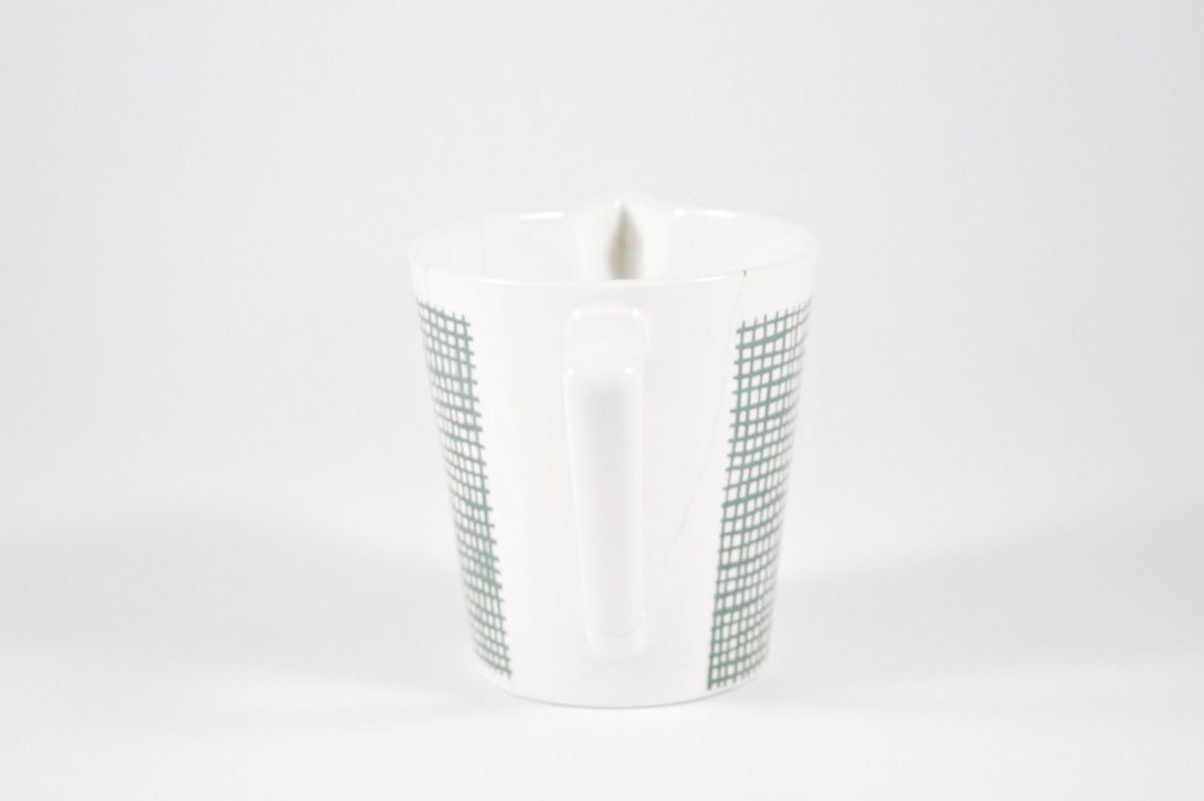 Foto White Jug with Teal Grid Design