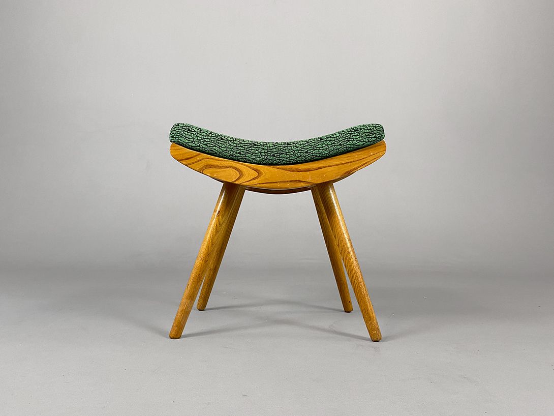 Foto Curved Stool with Green Upholstery