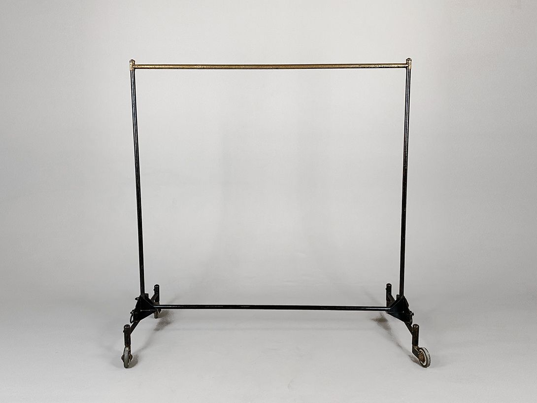 Foto Black and Brass Metal Wardrobe on Wheels h153x153x67