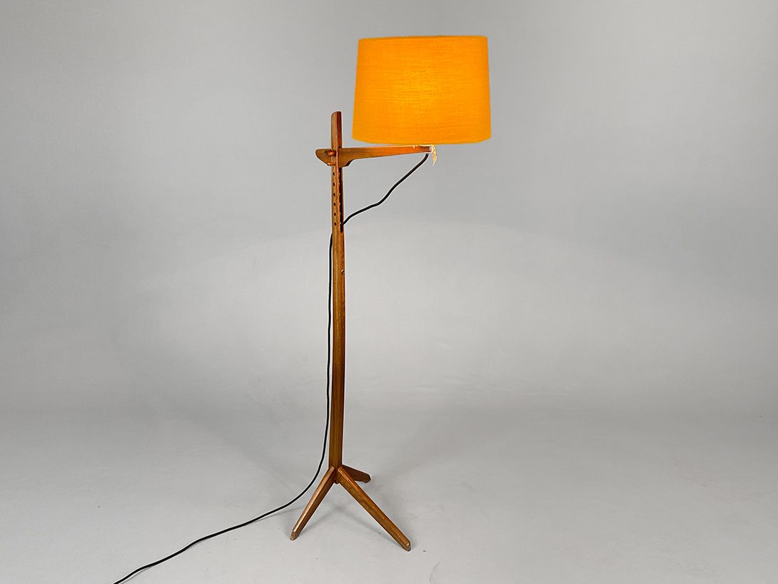 Foto Wooden Floor Lamp with Bright Orange Shade, Prague h159 C1+