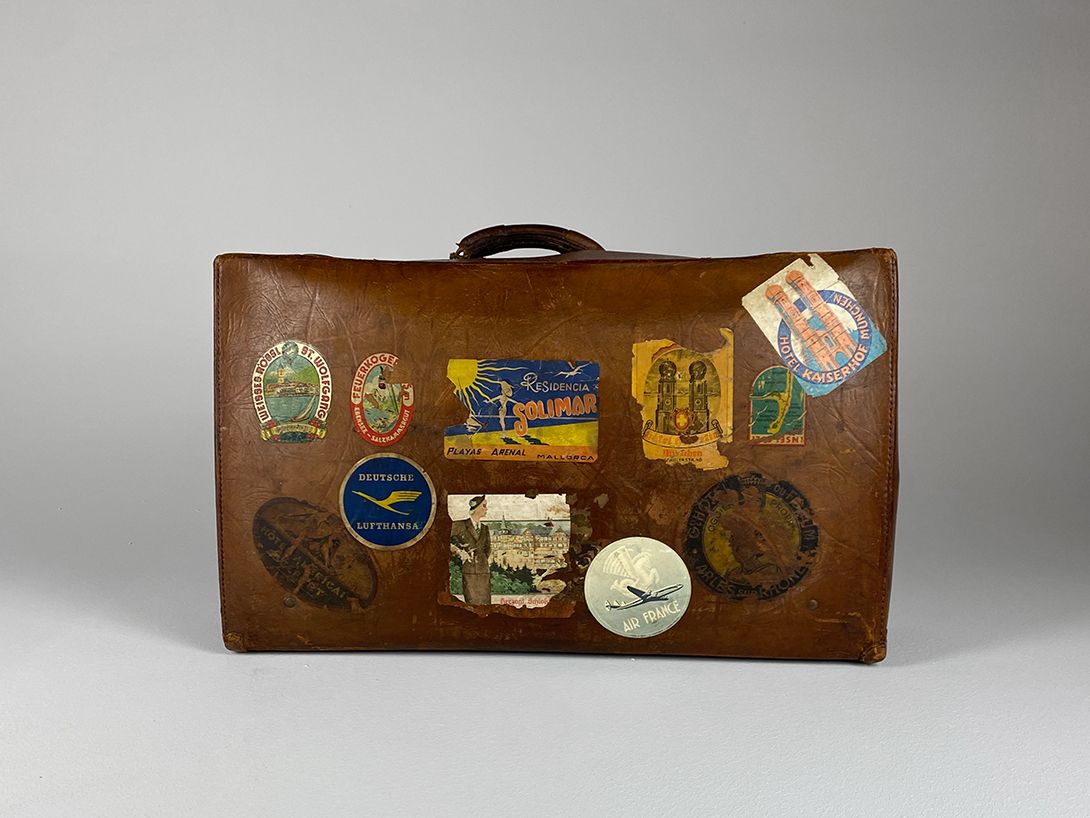 Foto Vintage Leather Suitcase with Stickers 36x69x15