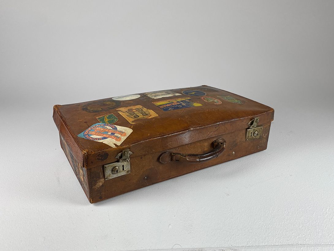 Foto Vintage Leather Suitcase with Stickers 36x69x15