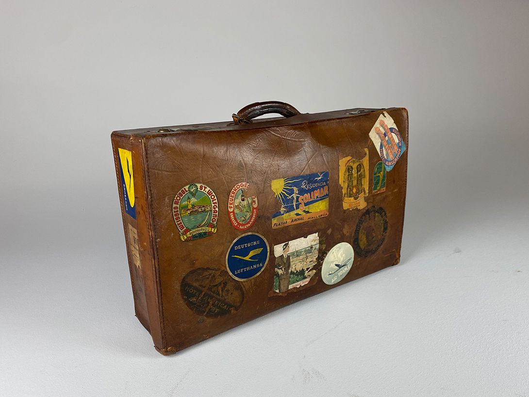 Foto Vintage Leather Suitcase with Stickers 36x69x15
