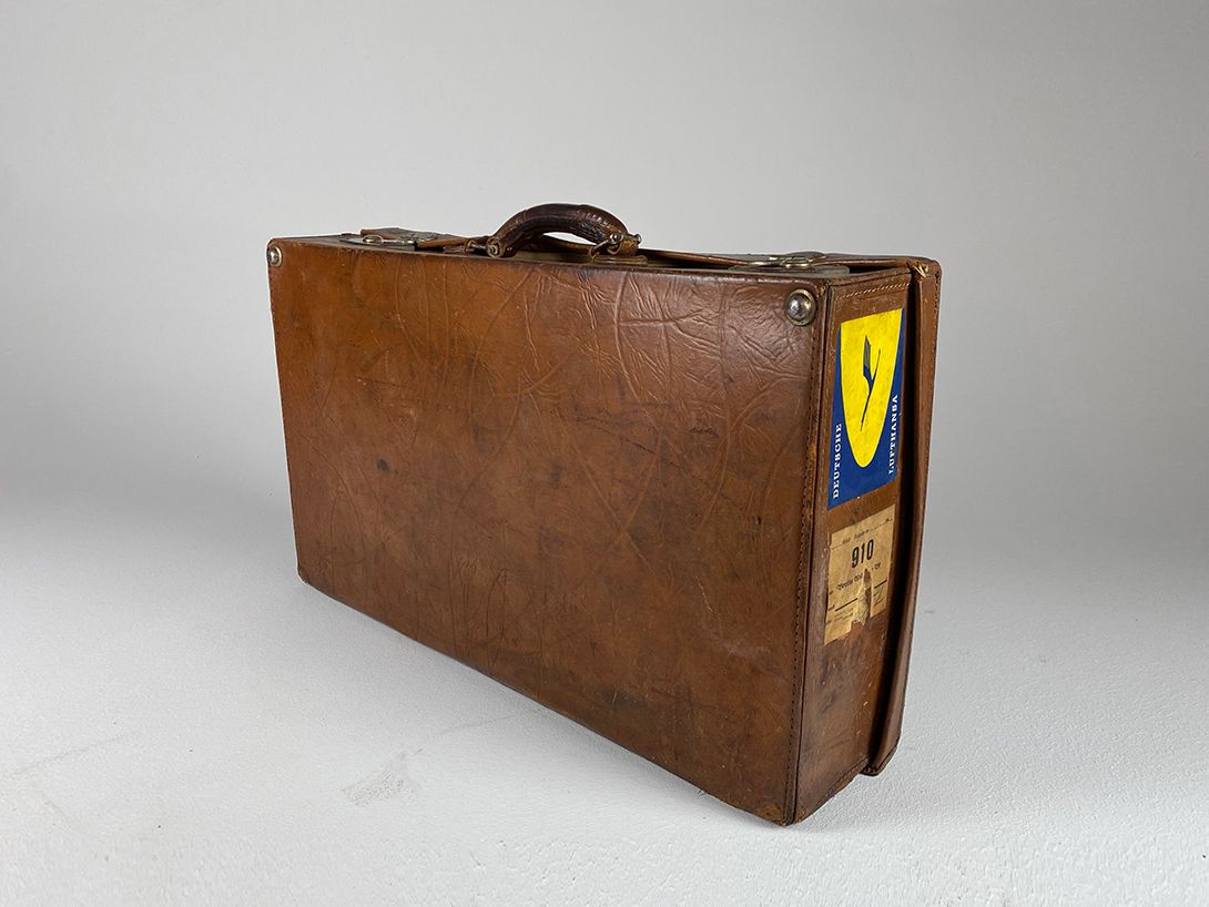Foto Vintage Leather Suitcase with Stickers 36x69x15