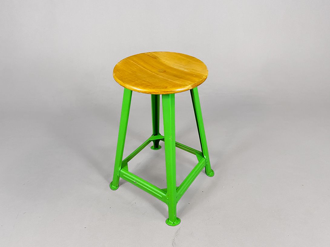 Foto Small Industrial Stool with Bright Green Metal Legs h50x40