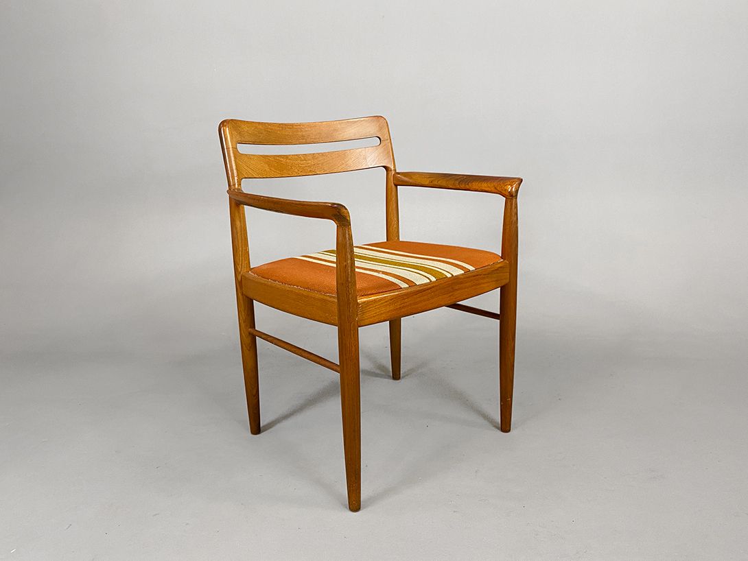 Foto Light Scandinavian Armchair with Striped Upholstery