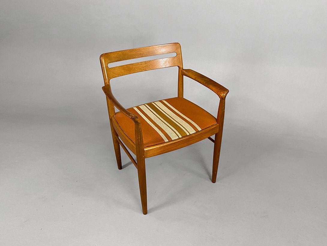 Foto Light Scandinavian Armchair with Striped Upholstery
