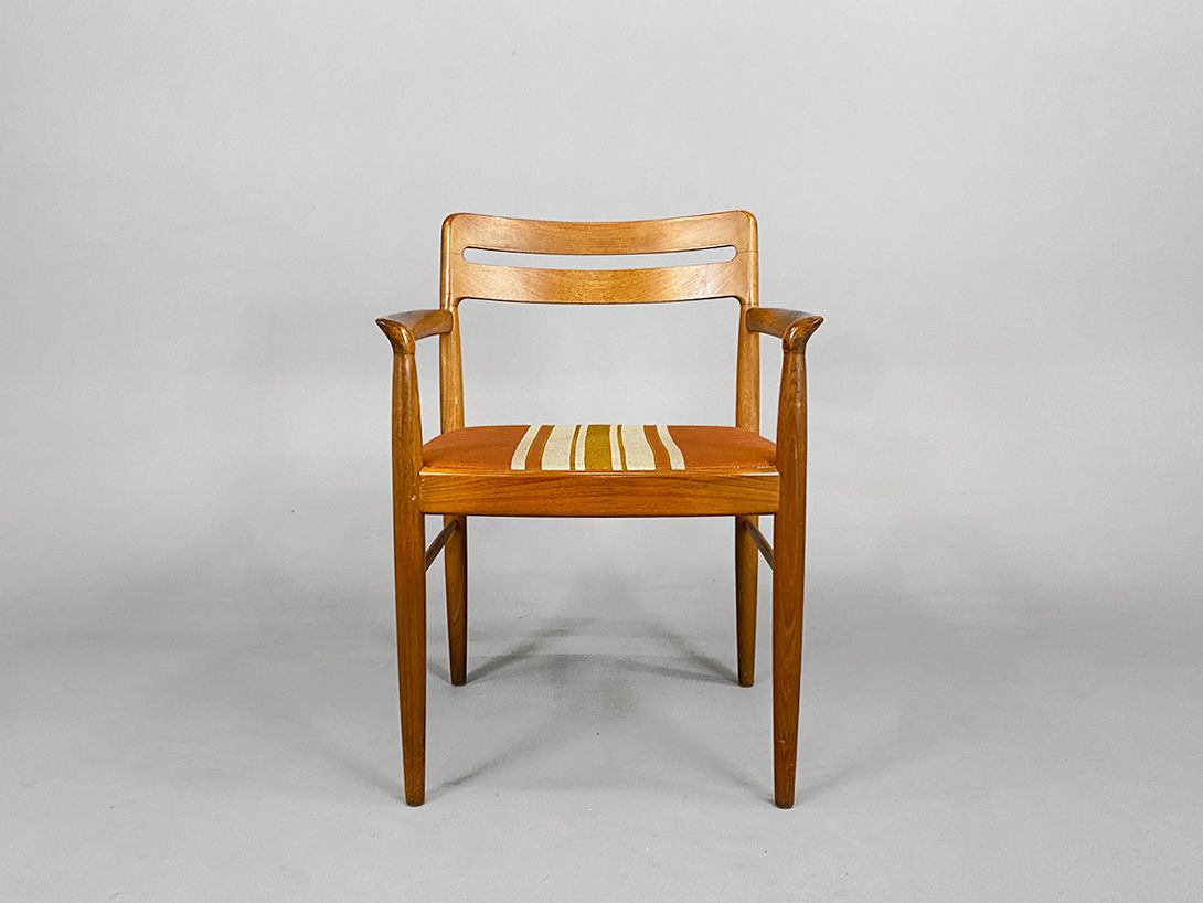Foto Light Scandinavian Armchair with Striped Upholstery