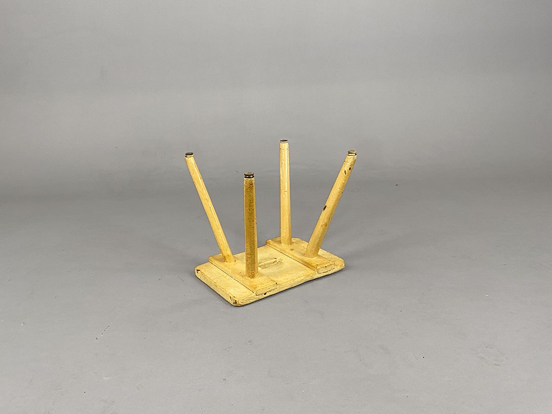 Foto Pastel Yellow Stool