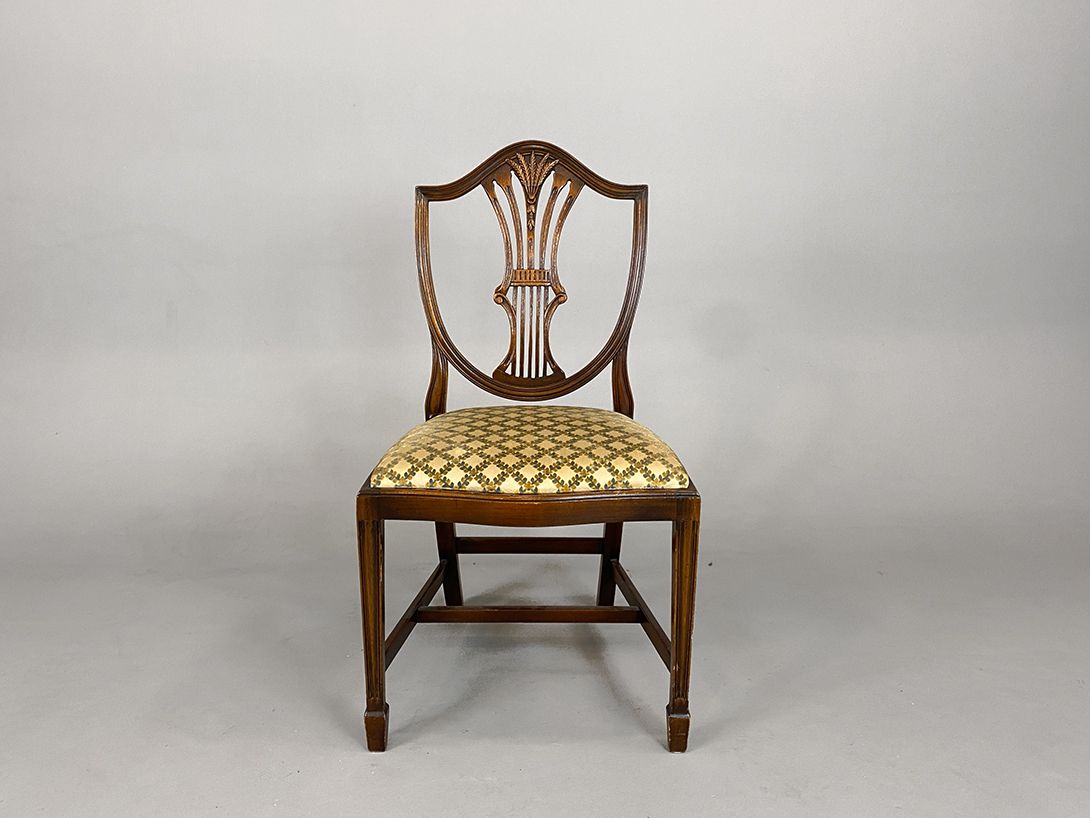 Foto Dark Brown Carved and Upholstered Dining Chair