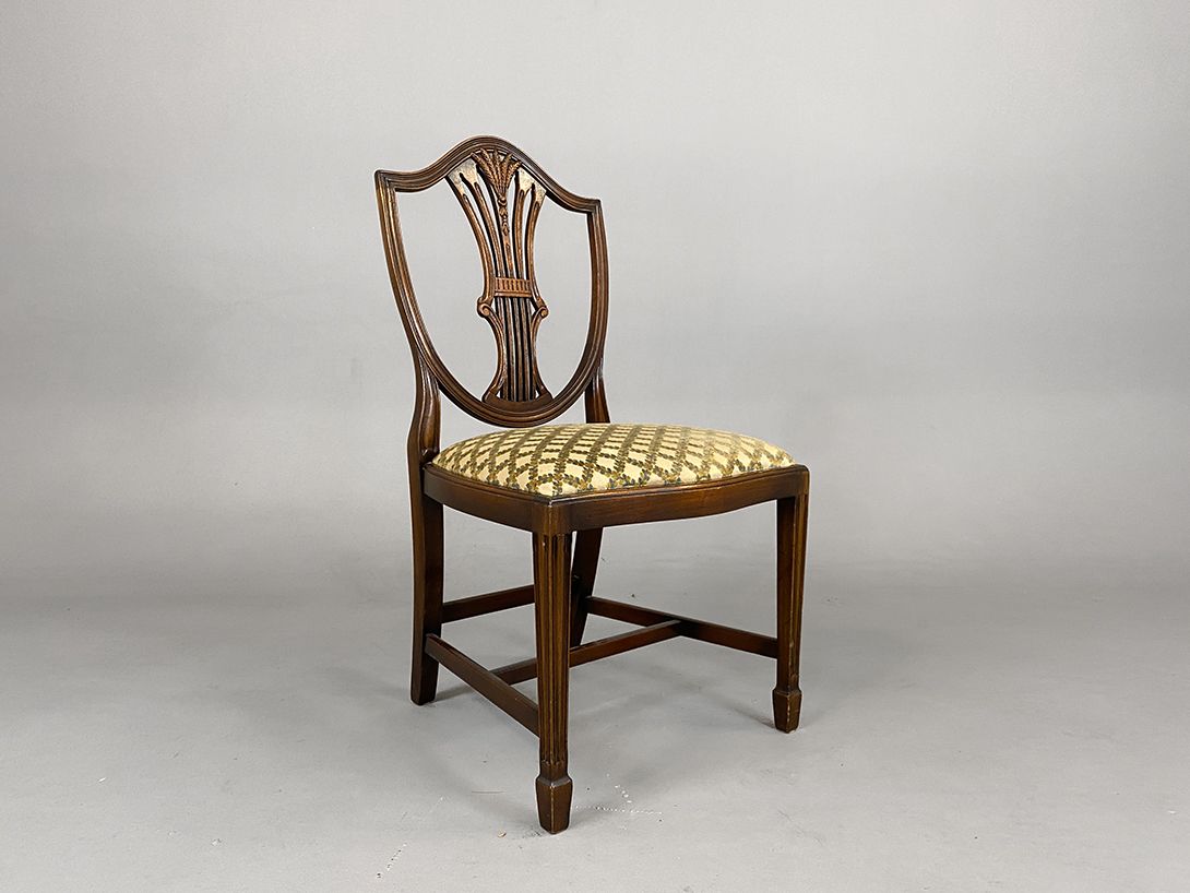 Foto Dark Brown Carved and Upholstered Dining Chair