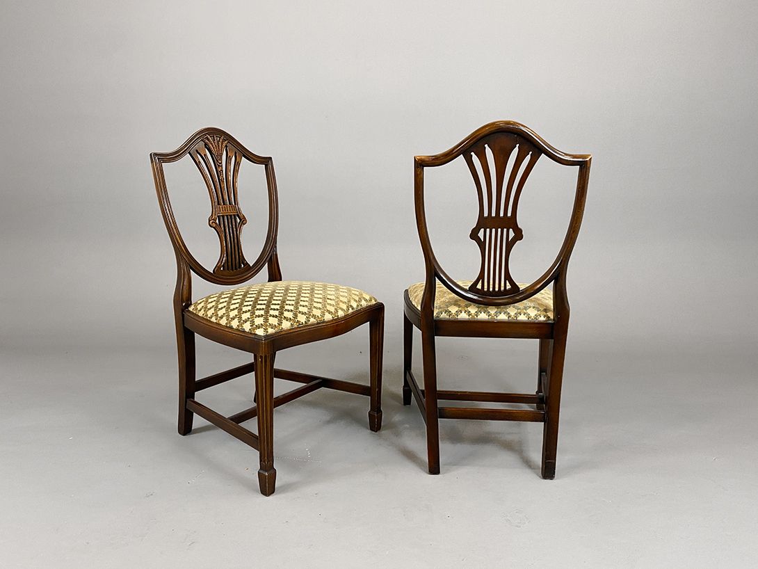 Foto Dark Brown Carved and Upholstered Dining Chair
