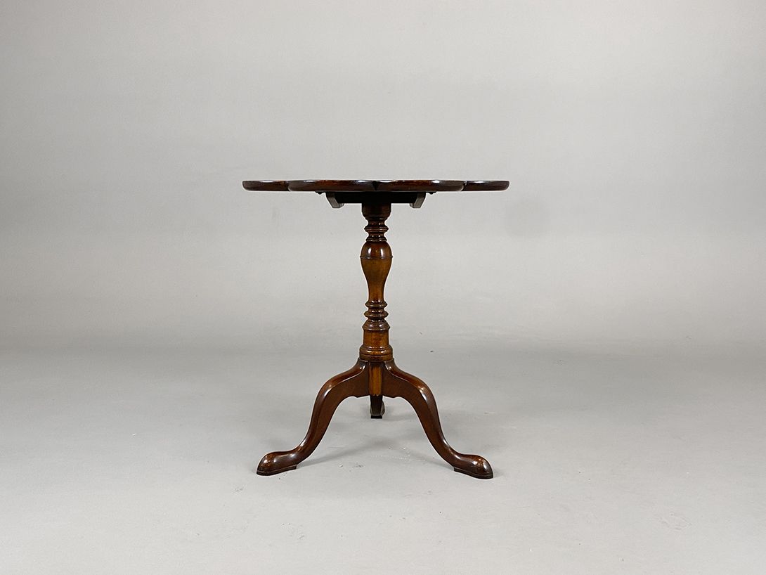 Foto Flower Shaped Side Table h72x68